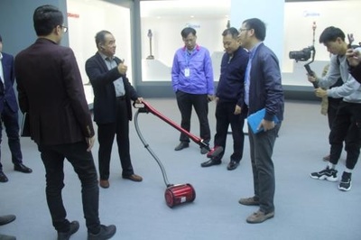 2018中國質(zhì)量萬里行 走進(jìn)美的吸塵器家庭服務(wù)，體驗(yàn)智能清潔新生活